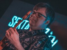 o guitarrista e cantor Cristiano Ferreira será atração no próximo Sexta Jazz AF no dia 18 de Abril, às 20h, no Shopping Villa Romana