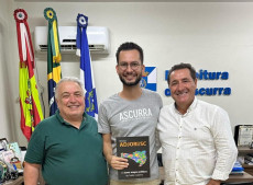 O presidente da Adjori/SC, José Roberto Deschamps, acompanhado do vice-presidente regional para o Vale do Itajaí, Ailton Carlos Coelho, visitaram o prefeito de Ascurra, Arão Josino, para propor a realização do encontro regional. Na oportunidade, fizeram a entrega de exemplares da Revista da Adjori ao chefe do Executivo Municipal