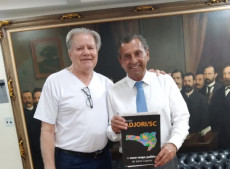 Jair, do Jornal Oi São José, entregou nossa revista  ao Presidente da ALESC, deputado Julio Garcia.
