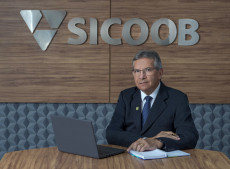 "2024 foi um ao desafiador, mas o esforço das cooperativas do sistema ajudaram os cooperados a superar as dificuldades", explica o presidente do Sicoob Central SC/RS, Rui Schneider da Silva.