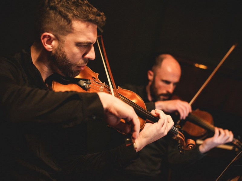 A programação conta com formações variadas — quartetos, quintetos e trios — e um repertório que vai de Beethoven e Schumann a Piazzolla e Shostakovich, revelando os diálogos e contrastes que atravessam séculos de música clássica. 