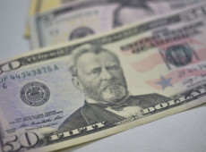 Dólar cai para R$ 5,66 após Copom e acordo entre EUA e Reino Unido
