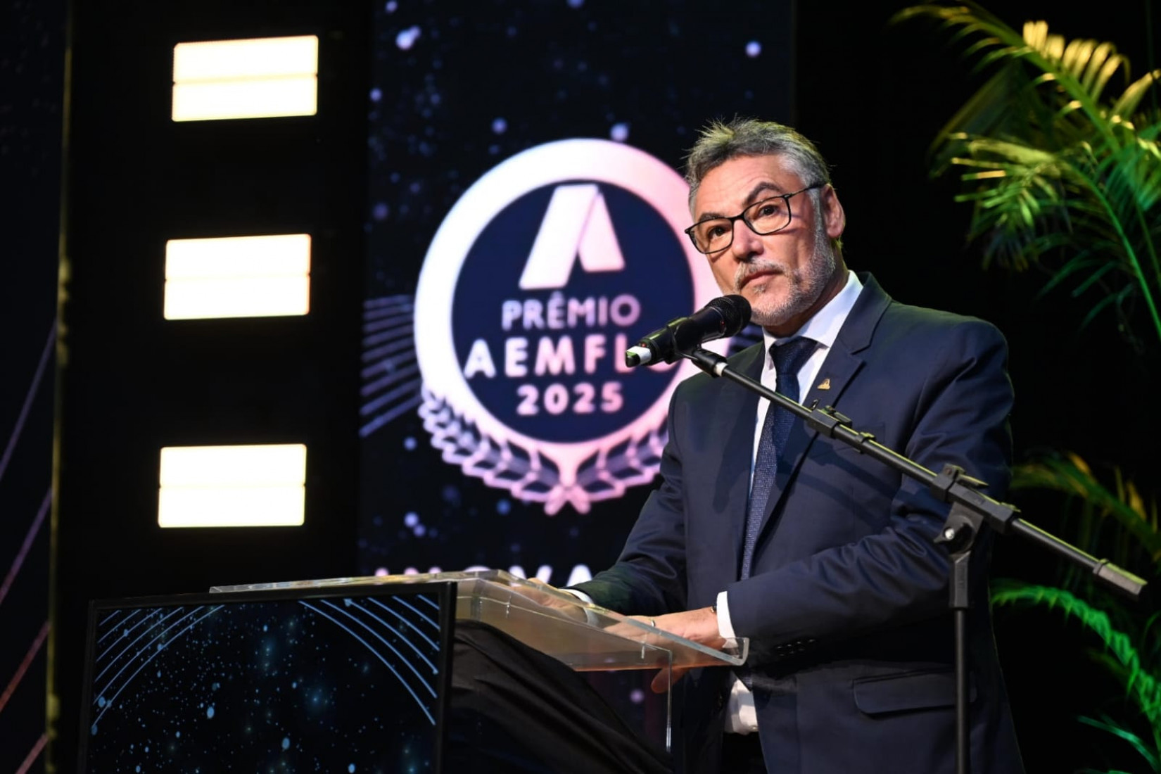 Gilberto Rech, presidente da AEMFLO e CDL de São José discursa no evento de entrega do Prêmio