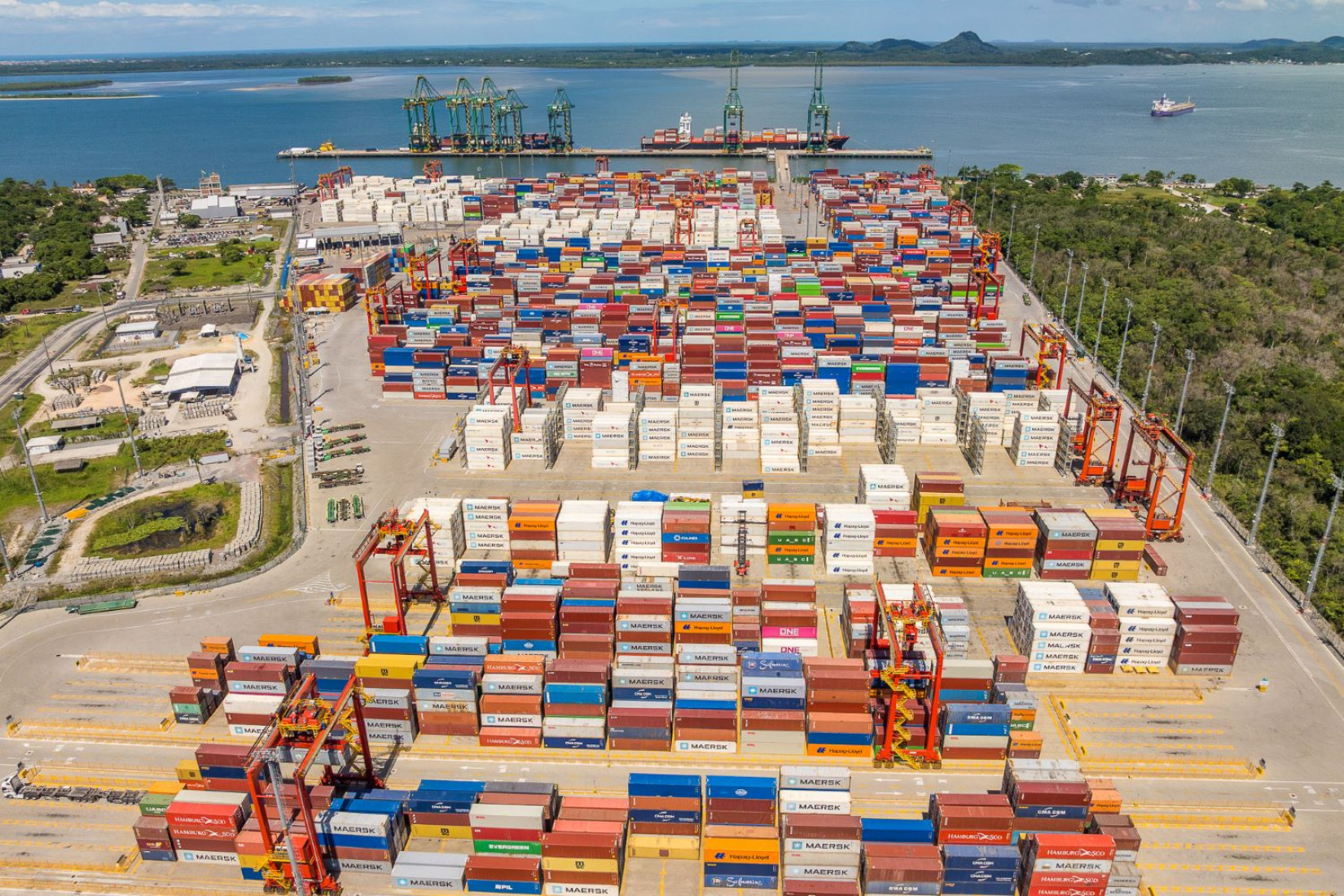 Porto Itapoá lidera movimentação de contêineres em Santa Catarina