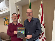 O vice-presidente da Adjori/SC, Hélio Westphal, do jornal A Semana, de Curitibanos fez a entrega da Revista da Adjori-SC ao prefeito de Curitibanos, Kleberson Lima.