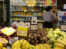 Contratos de trabalho por hora em supermercados aumentam precarização