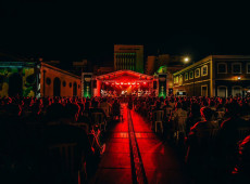 S&atilde;o Bento do Sul recebe pela primeira vez a Orquestra Brasileira para um espet&aacute;culo memor&aacute;vel ao ar livre. O concerto &quot;Origens - A Trilha da Nossa M&uacute;sica&quot;, com reg&ecirc;ncia de Luiz Gustavo Zago, homenageia a m&uacute;sica brasileira com proje&ccedil;&otilde;es na Igreja Matriz. Evento gratuito e acess&iacute;vel.