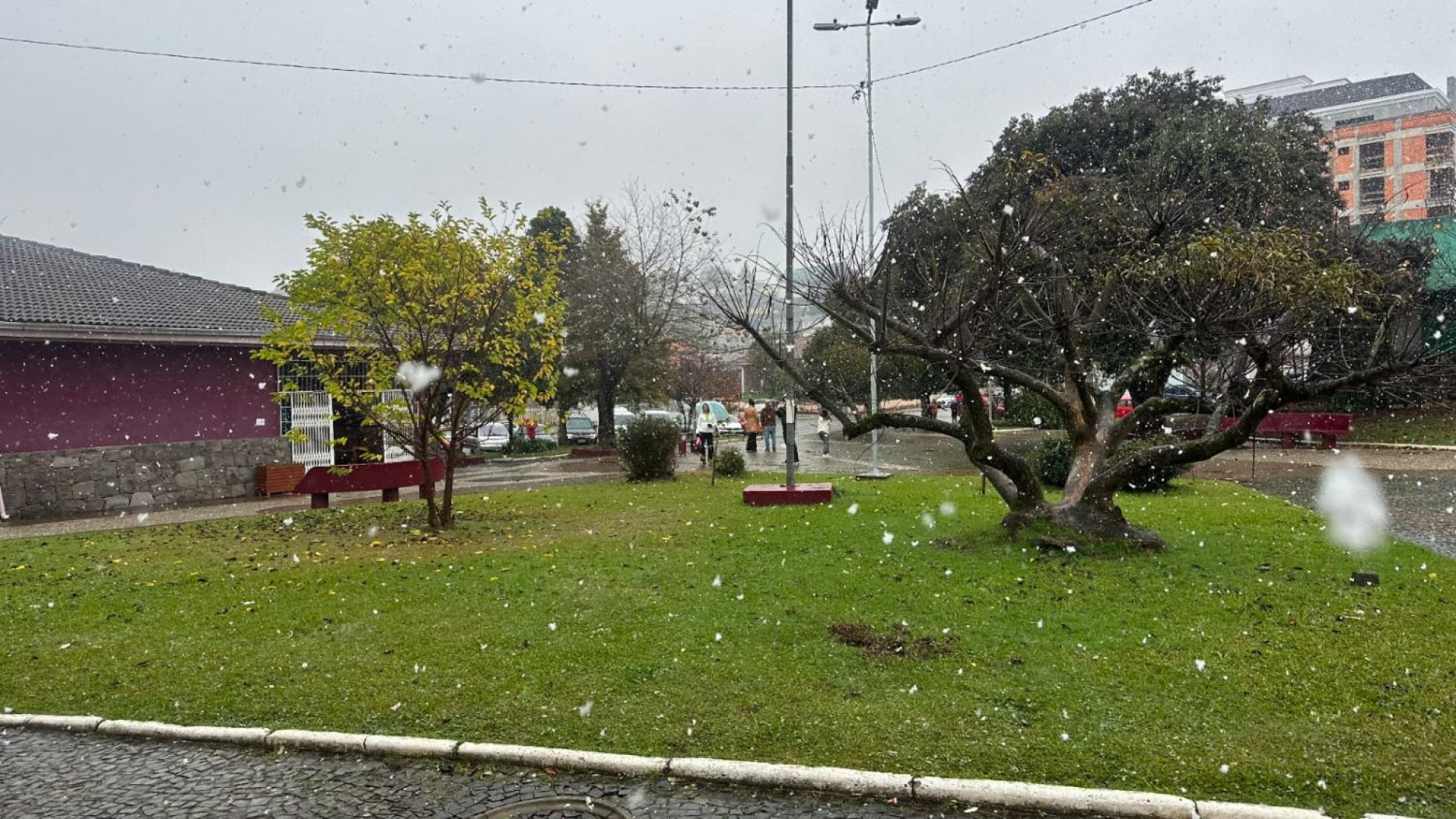 durante a madrugada, em Urupema, por exemplo, os termômetros marcaram -1,4°C, com cobertura de nuvens e registro de garoa.
