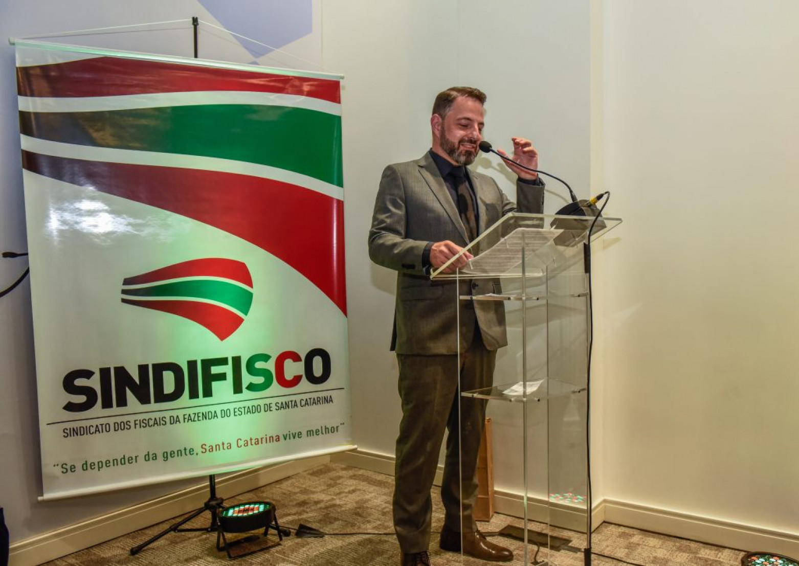 novo presidente também reforçou que manter Santa Catarina como um estado atrativo e em crescimento exigirá "esforços extraordinários" e o comprometimento de toda a categoria em liderar esse processo de evolução.