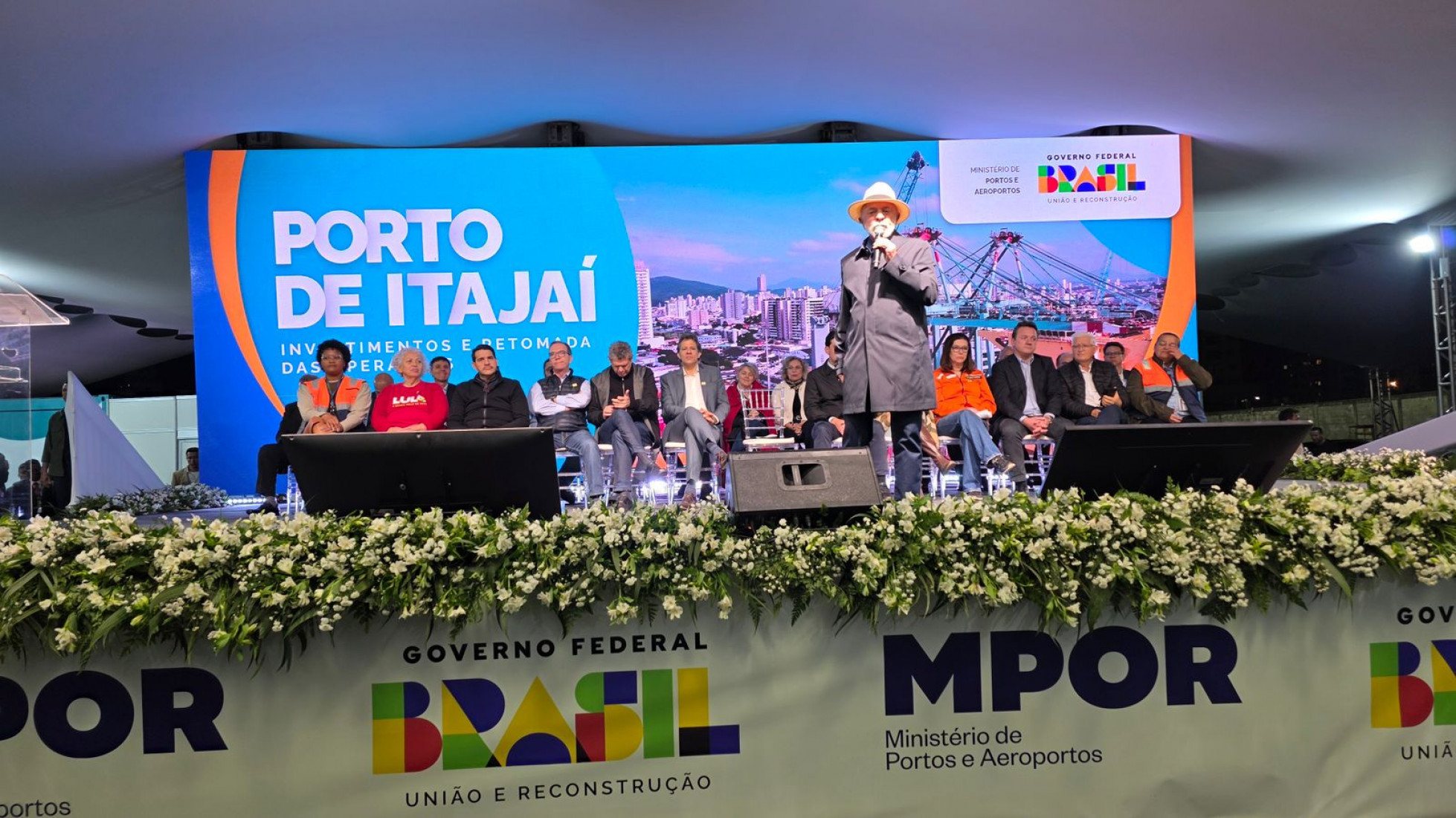 Presidente Lula anuncia Medida Provisória para modernizar e impulsionar o Porto de Itajaí, com investimentos significativos e foco em infraestrutura, geração de empregos e crescimento econômico local.