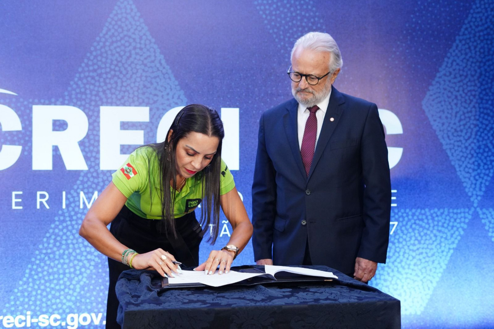 Diretora de Relações e Defesa do Consumidor do Procon-SC, delegada Michele Alves Correa Rebelo, e o presidente do CRECI-SC, Marcelo Brognoli, na assinatura do convênio, em fevereiro