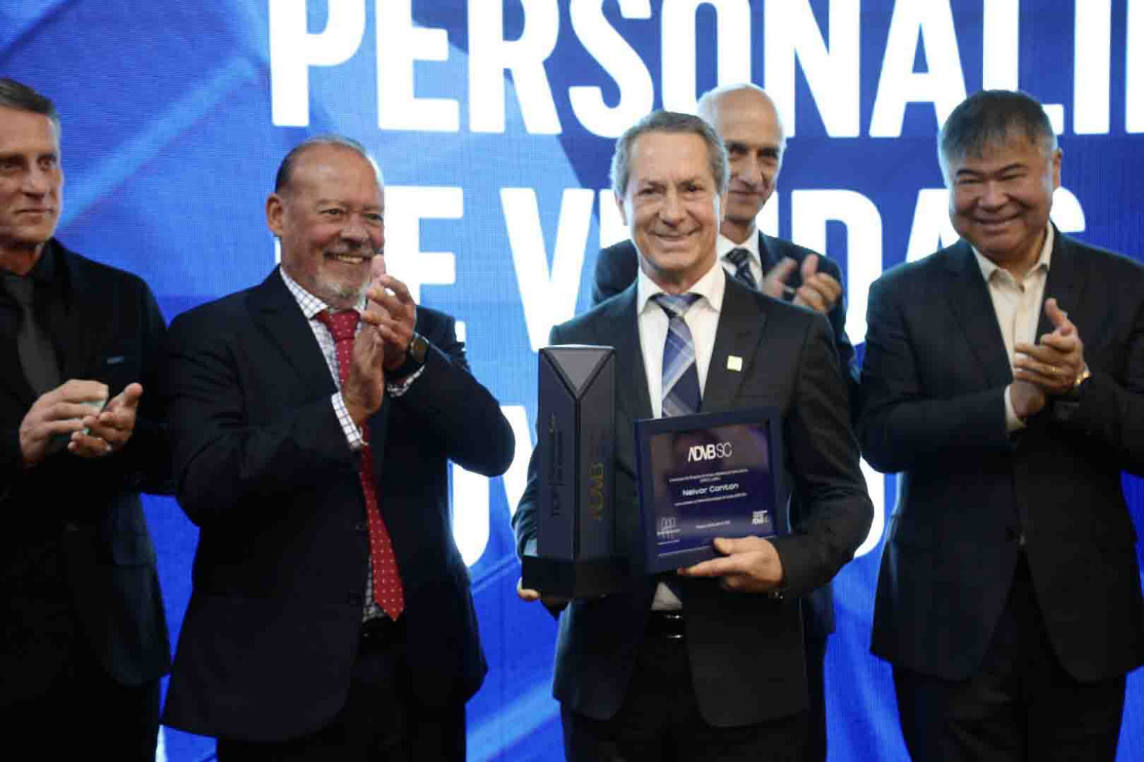 Empresários e autoridades catarinenses participaram da solenidade de entrega do Prêmio Personalidade de Vendas ADVB/SC 2025 ao líder cooperativista e presidente da Aurora Coop, Neivor Canton. (Foto: Aurora Coop).