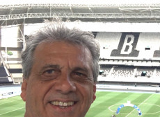 O professor e jornalista Ronaldo Santana atua na comunicação há décadas e segue como referência no ensino e no rádio catarinense, atualmente à frente do programa "Em Debate", na rádio Monte Carlo