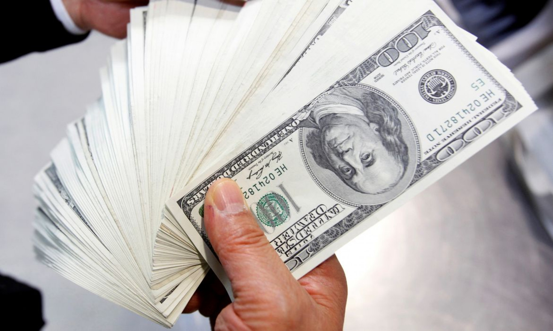 Dólar cai para R$ 5,57 e fecha no menor valor em 8 meses