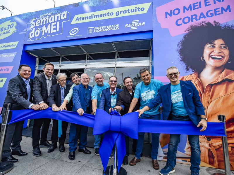 Ao lado de Décio Lima, lideranças do Sebrae/SC participaram da abertura do evento no largo da Alfândega, no Centro de Florianópolis