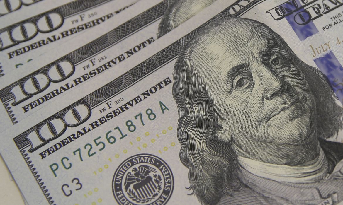 Dólar cai para R$ 5,56 à espera de pacote fiscal