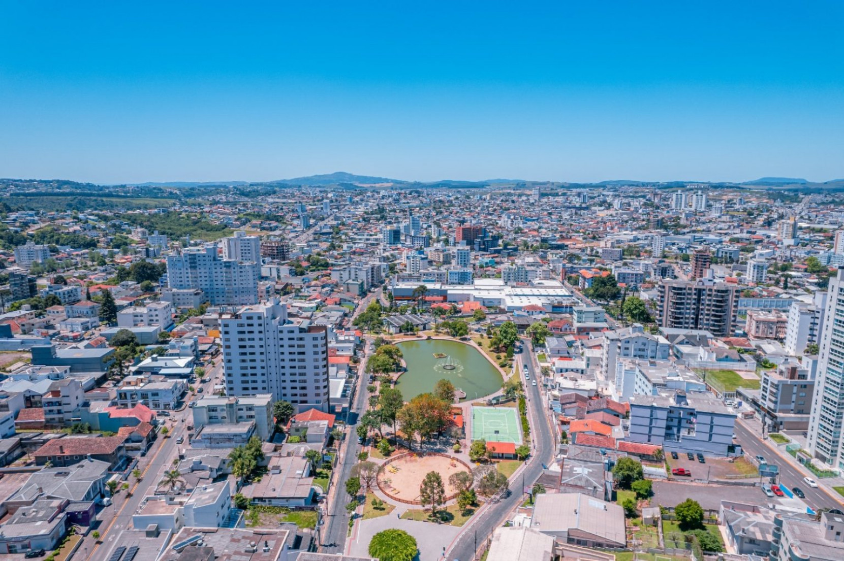 Concurso da CDL Lages celebra a cultura e o comércio local com vitrines temáticas na Festa Nacional do Pinhão, atraindo um número recorde de participantes e incentivando a economia da cidade