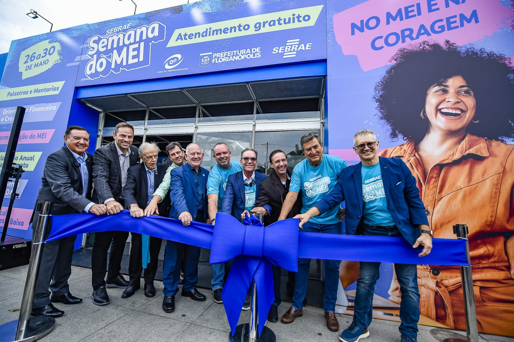 Ao lado de Décio Lima, lideranças do Sebrae/SC participaram da abertura do evento no largo da Alfândega, no Centro de Florianópolis