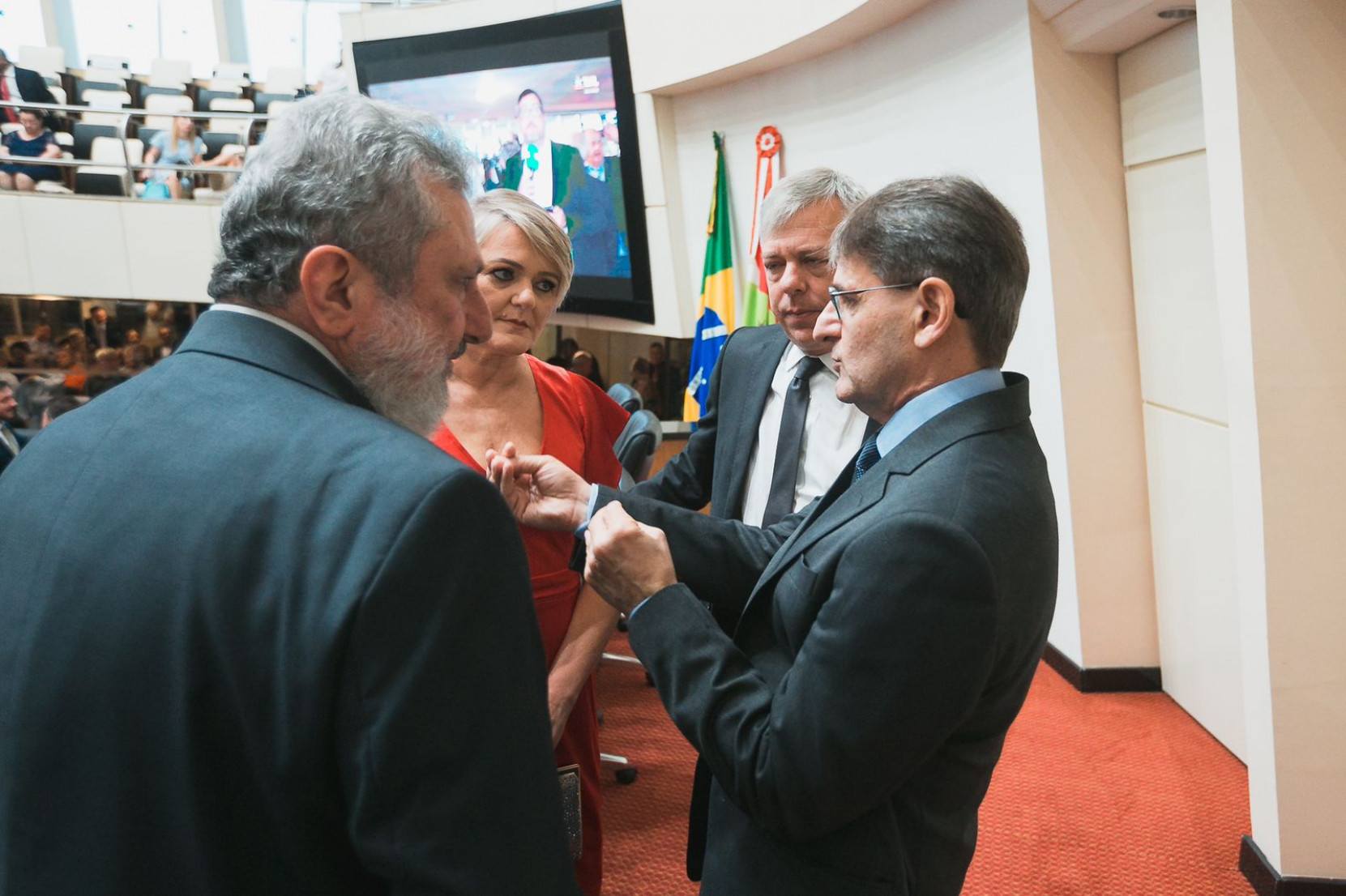 Deputados do PT em Santa Catarina questionam eficácia do programa Universidade Gratuita, apontando problemas como falta de recursos, descredenciamento de estudantes e concentração em Medicina