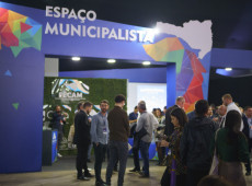 A FECAM marca presença no Summit Cidades em Florianópolis com espaço exclusivo para atender prefeitos e equipes municipais, oferecendo suporte técnico e institucional para o desenvolvimento sustentável