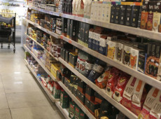 Comércio tem queda de 0,4% em abril, depois de três altas