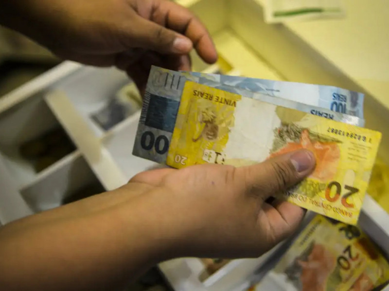 Rendimento médio dos brasileiros chega a R$ 3.270