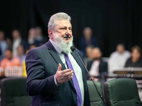 Padre Pedro comandará a Alesc com as licenças do presidente Júlio Garcia e do primeiro vice-presidente Fernando Kreling.

