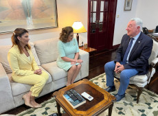  Em continuidade à missão oficial em Portugal, a vice-governadora de SCa, Marilisa Boehm, acompanhada da secretária estadual de Turismo, Catiane Seif, participou de uma reunião com o vice-presidente do Governo Regional dos Açores, Artur Manuel Leal de Lima