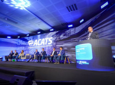 . A cerimônia reuniu autoridades estaduais, lideranças políticas e representantes do setor supermercadista no Expocentro, em Balneário Camboriú. 