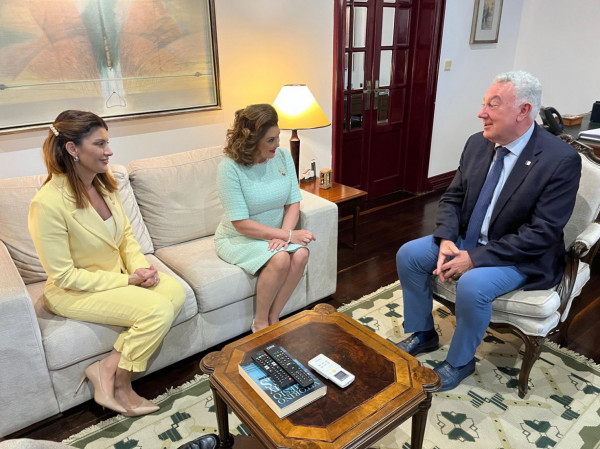  Em continuidade à missão oficial em Portugal, a vice-governadora de SCa, Marilisa Boehm, acompanhada da secretária estadual de Turismo, Catiane Seif, participou de uma reunião com o vice-presidente do Governo Regional dos Açores, Artur Manuel Leal de Lima