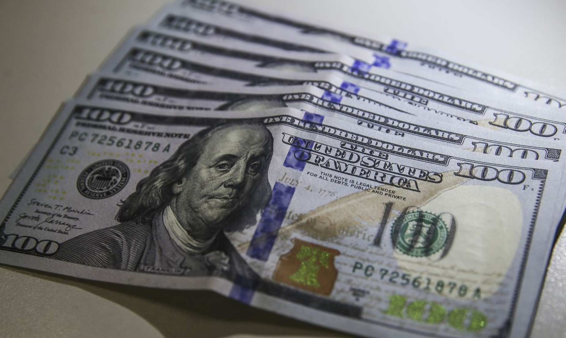 Dólar fecha abaixo de R$ 5,50 pela primeira vez em oito meses