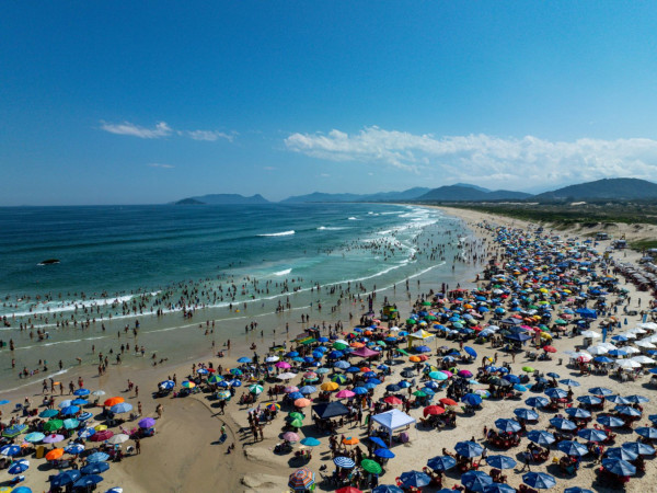 Santa Catarina se consolida como destino turístico de destaque, registrando crescimento expressivo no verão de 2025, impulsionado por turistas internacionais e aumento no gasto médio.