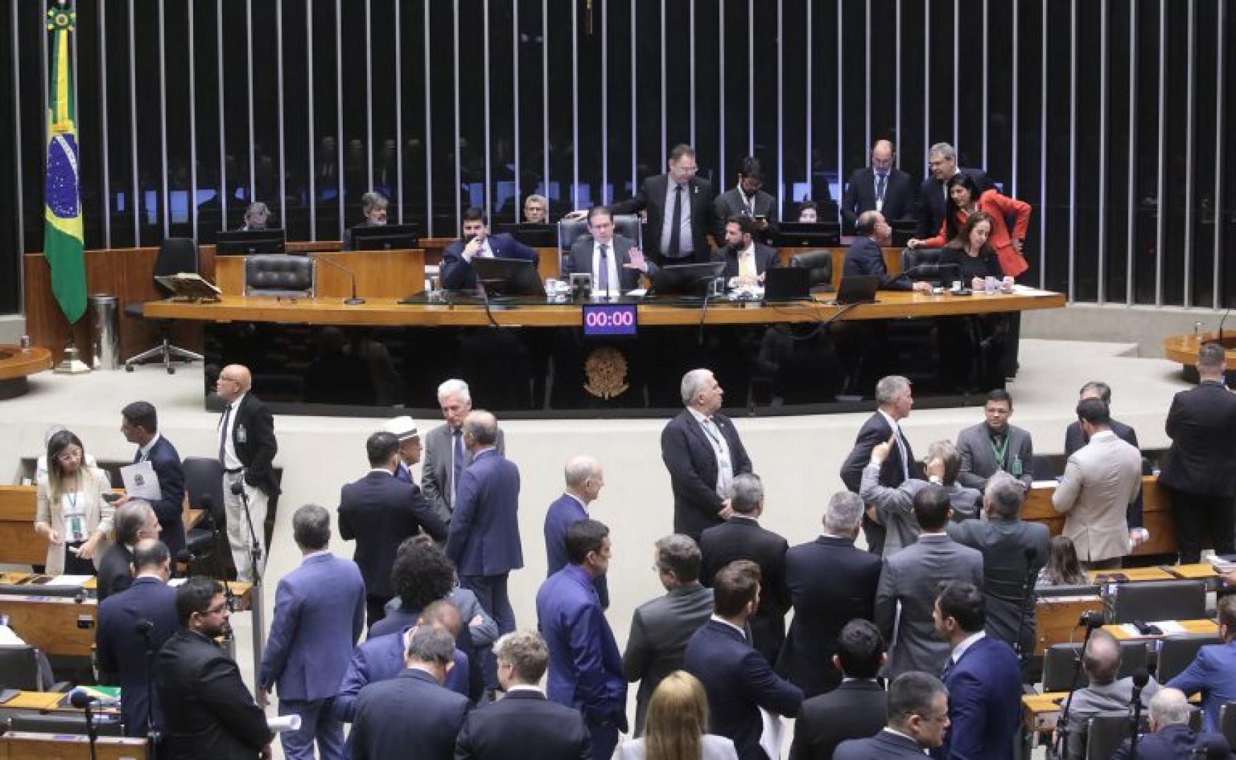 Os projetos com urgência podem ser votados diretamente no Plenário, sem passar antes pelas comissões da Câmara. Até mesmo partidos da base aliada votaram pela Urgência, o que desagradou o Governo Lula