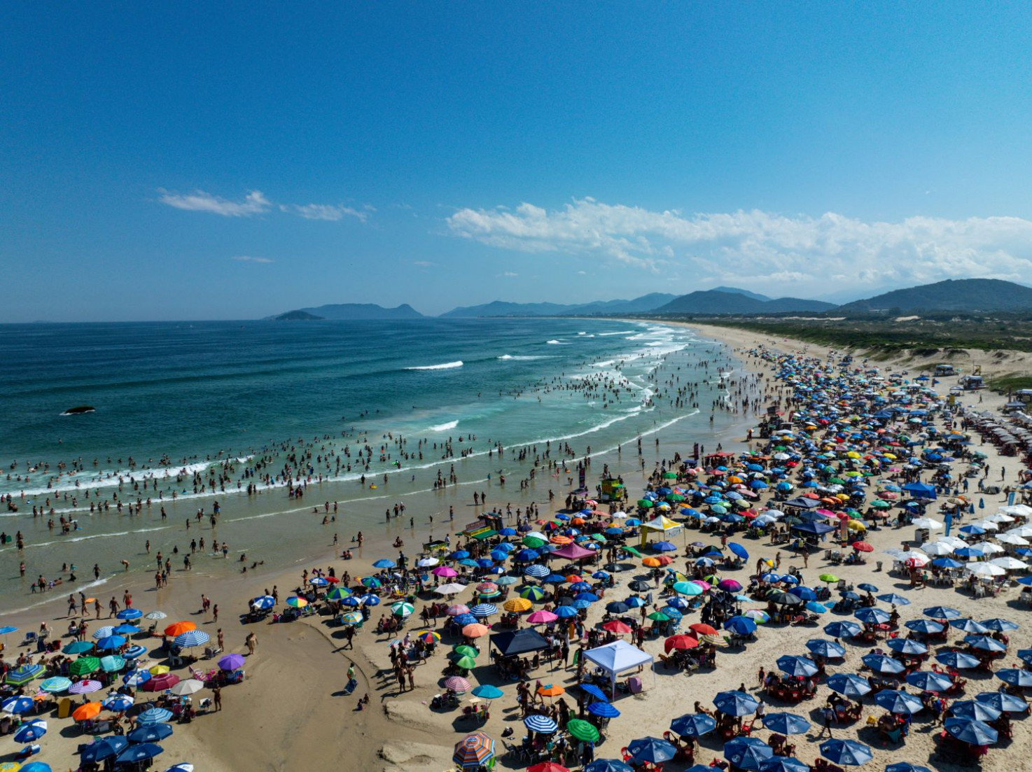 Santa Catarina se consolida como destino turístico de destaque, registrando crescimento expressivo no verão de 2025, impulsionado por turistas internacionais e aumento no gasto médio.