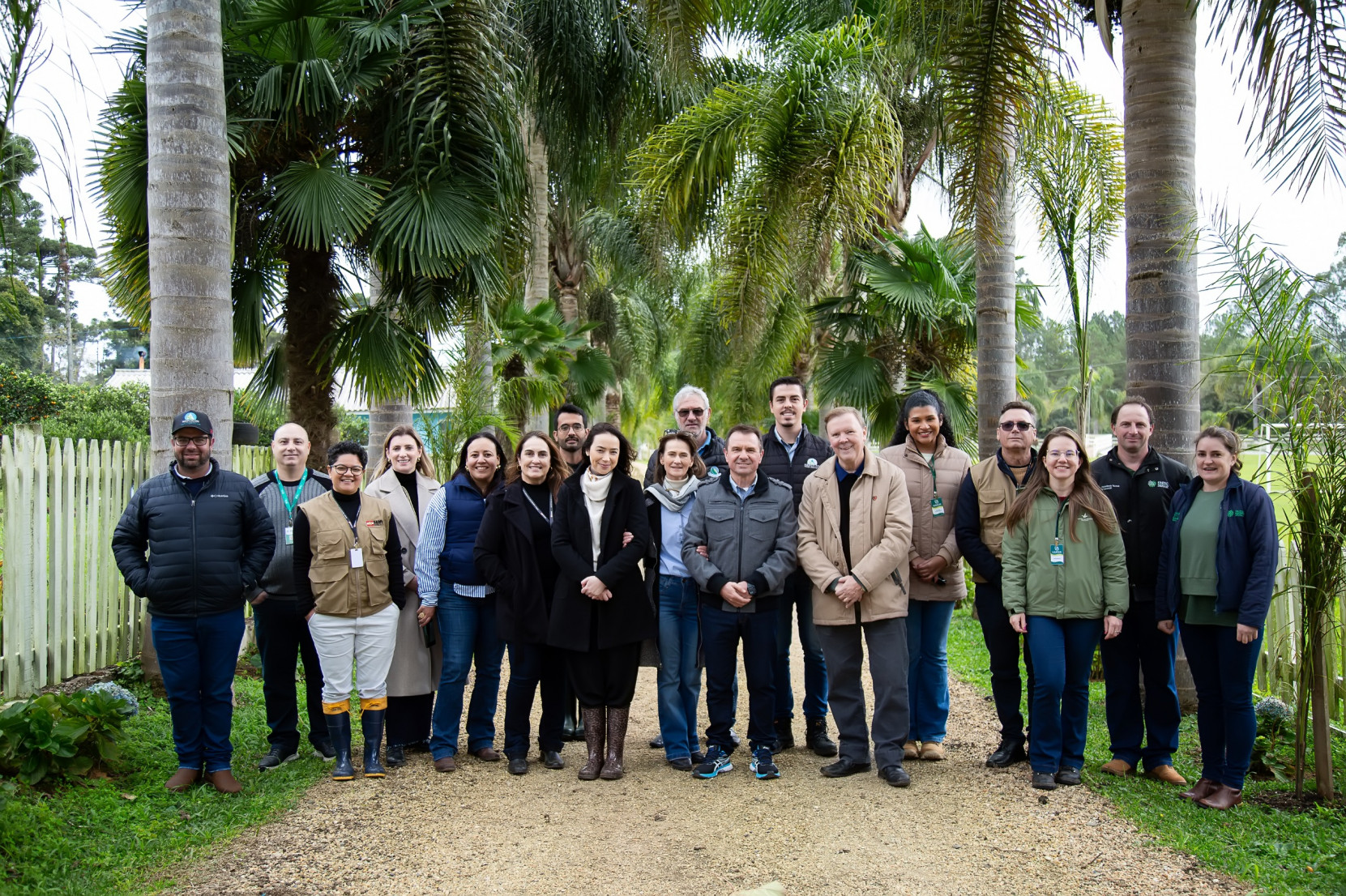 Representantes da CNA, da Faesc, do Sindicato Rural de Canoinhas, da SEMAE e de outras entidades, juntamente com a família Berti. (Foto: Moisés Gonçalves)