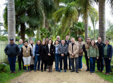 Representantes da CNA, da Faesc, do Sindicato Rural de Canoinhas, da SEMAE e de outras entidades, juntamente com a família Berti. (Foto: Moisés Gonçalves)