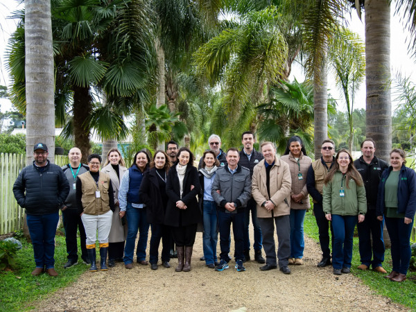 Representantes da CNA, da Faesc, do Sindicato Rural de Canoinhas, da SEMAE e de outras entidades, juntamente com a família Berti. (Foto: Moisés Gonçalves)
