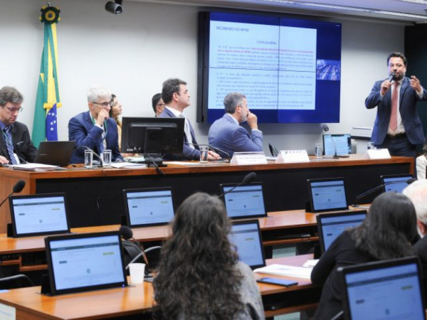 Michele Roncálio, que é secretária da Fazenda de Florianópolis (SC), detalhou que a perda inclui R$ 4,6 bilhões no Fundo de Participação dos Municípios (FPM),

