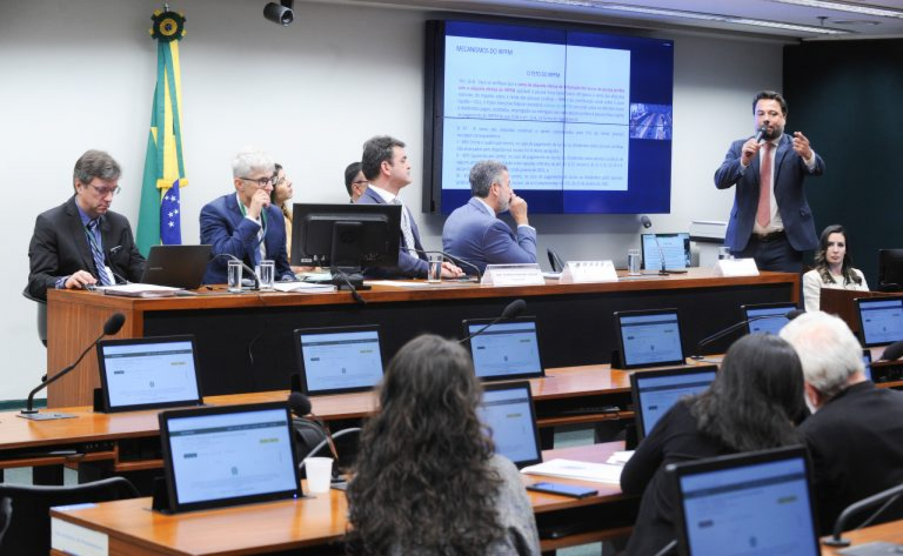 Michele Roncálio, que é secretária da Fazenda de Florianópolis (SC), detalhou que a perda inclui R$ 4,6 bilhões no Fundo de Participação dos Municípios (FPM),

