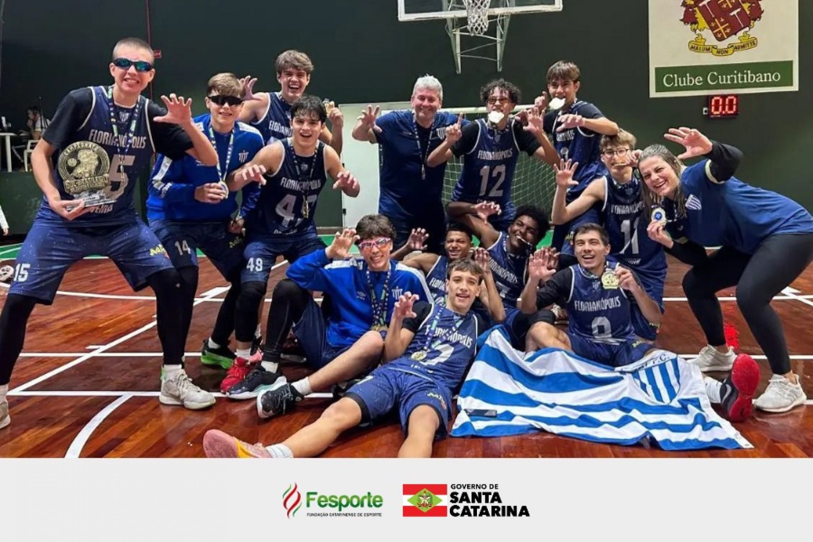 As equipes de basquete de Florianópolis, sob o comando do técnico Kenyo Nunes, conquistam os títulos do Campeonato Sul-Brasileiro de Clubes e Seleções nas categorias Sub-15 e Sub-17, consolidando o sucesso do projeto.