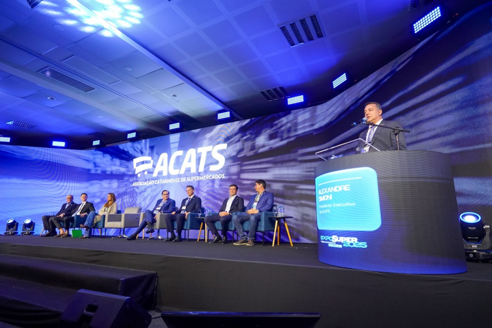 Legenda: . A cerimônia de abertura reuniu autoridades estaduais, lideranças políticas e representantes do setor supermercadista