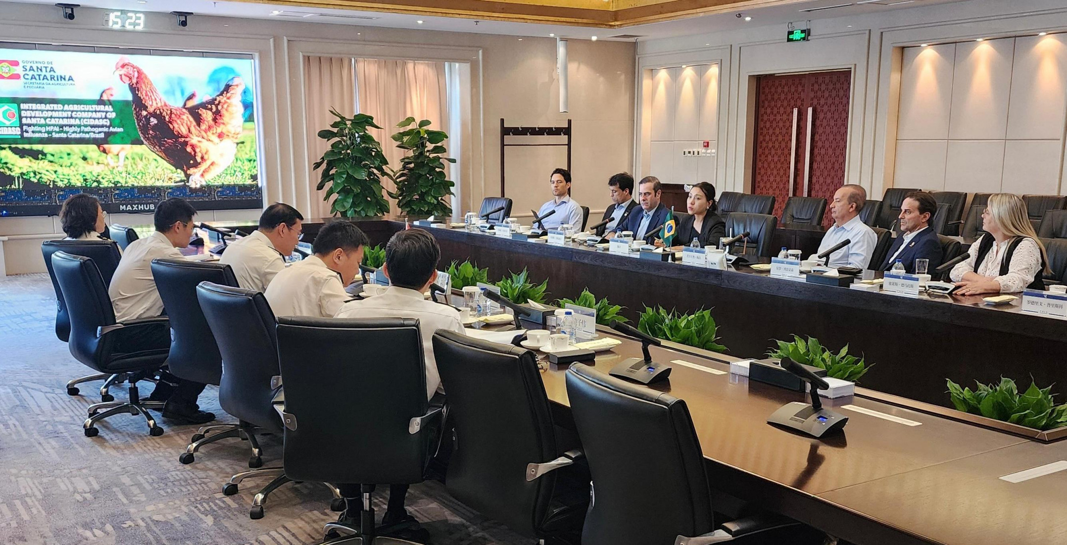 Reunião com o vice-ministro da Administração Geral das Alfândegas da China (GACC), Zhao Zenglian, para reforçar o pedido de retomada das exportações de carne de frango do Estado ao mercado chinês