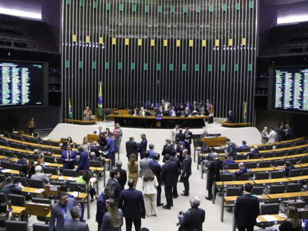 Deputados na sessão do Plenário de quarta-feira, 2 de julho


