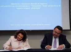 vice-governadora Marilisa Boehm e o embaixador cazaque no Brasil, Bolat Nussupov assinam acordo estratégico