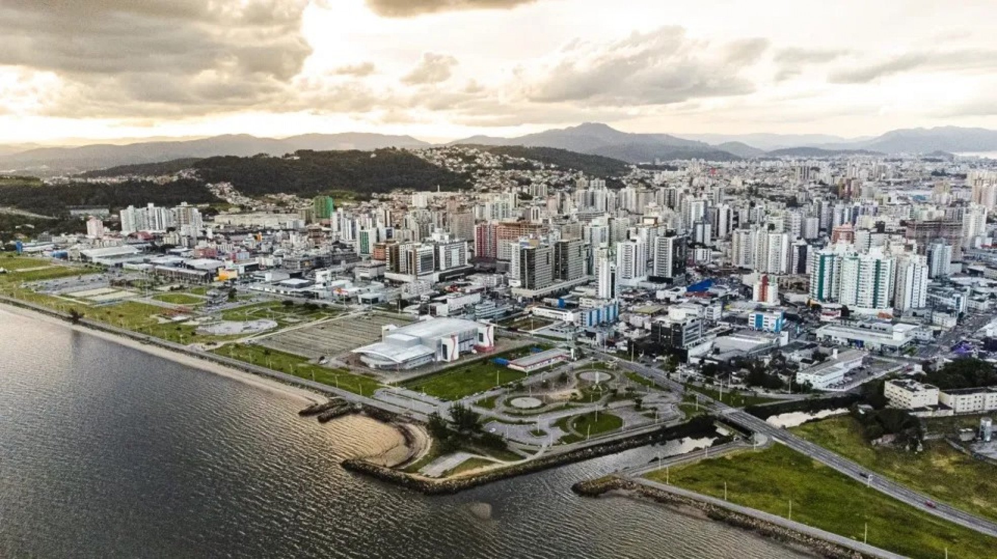  A partir da análise dos projetos, a Prefeitura de São José selecionará a melhor proposta e abrirá uma licitação para construção dos complexos náutico e de eventos na Beira-Mar de São José.