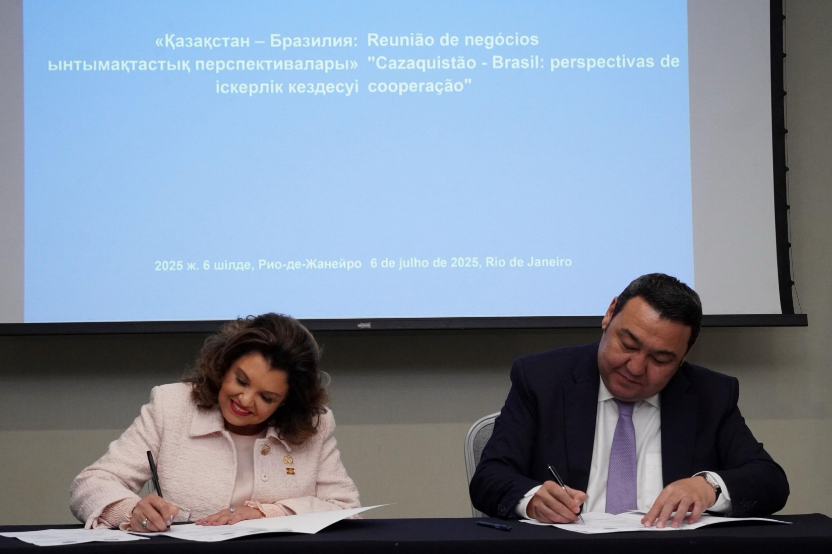vice-governadora Marilisa Boehm e o embaixador cazaque no Brasil, Bolat Nussupov assinam acordo estratégico