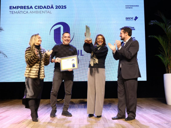 O time Habitasul recebe os prêmios da ADVB em evento realizado em Jaraguá do Sul