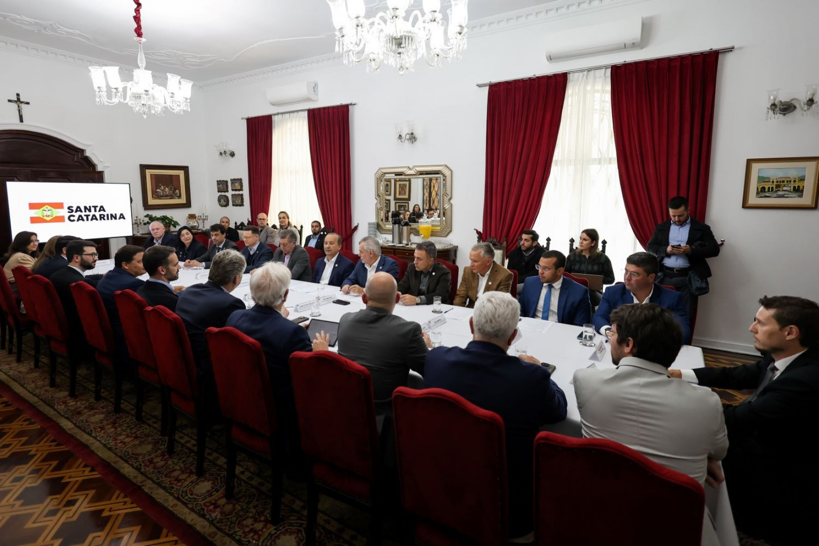 O grupo decidiu criar uma comissão oficial para participar do debate nacional sobre a renovação das concessões ferroviárias e defender os interesses comuns