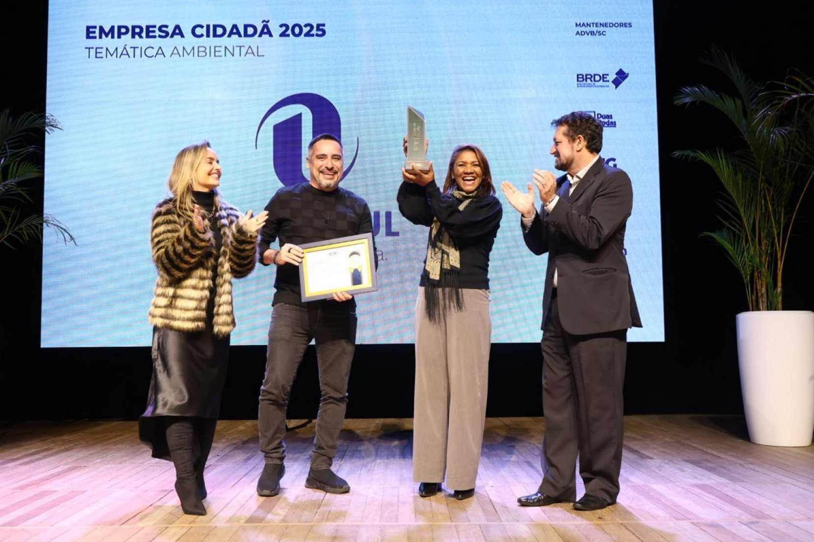 O time Habitasul recebe os prêmios da ADVB em evento realizado em Jaraguá do Sul