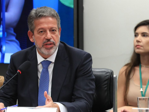 Lira amplia redução parcial de IR para quem ganha até R$ 7.350